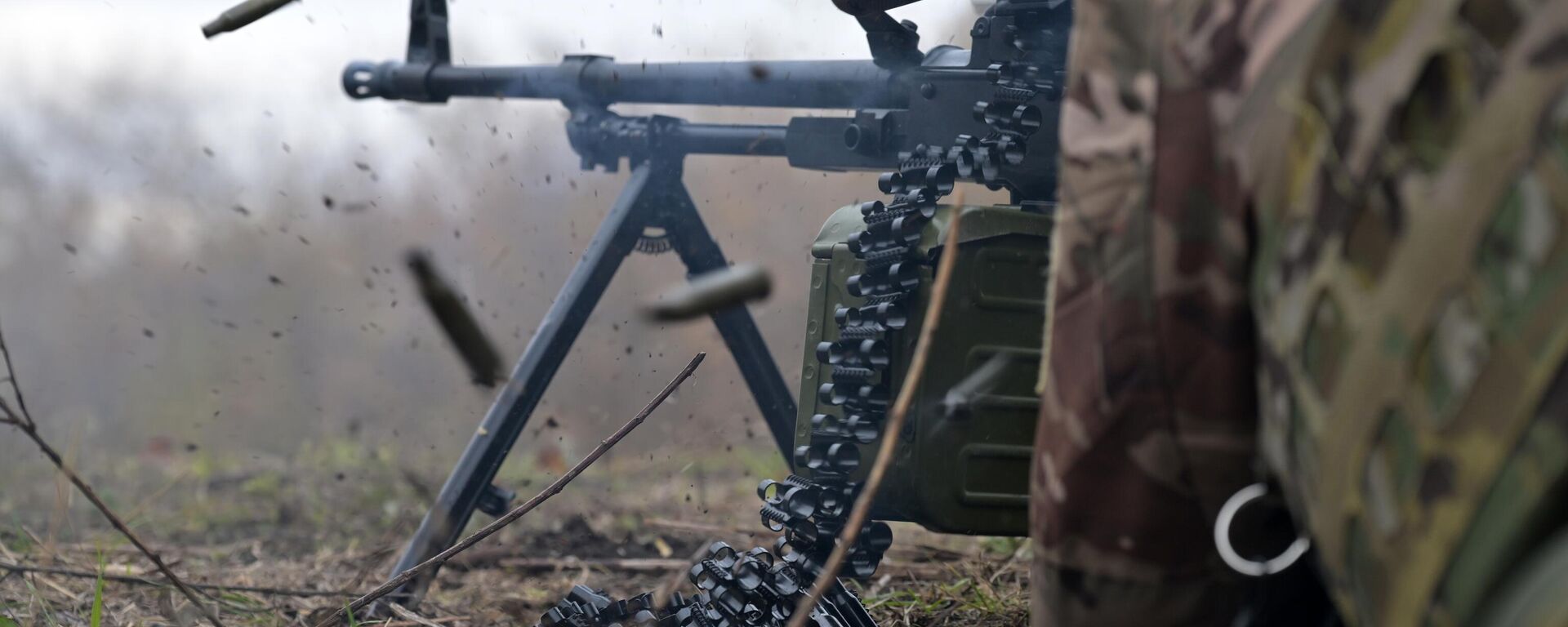 A scout of the 25th combined arms army of the Western group of forces fires a machine gun in the zone of a special military operation. - Sputnik Africa, 1920, 05.11.2024