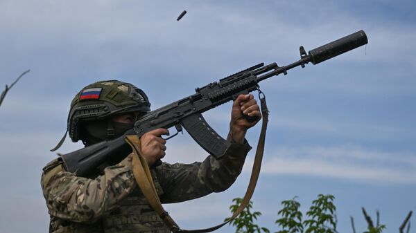 A Russian serviceman of the Central military district air defence unit shoots a rifle at an air target in the Avdeyevka area of the frontline of Russia's military operation in Ukraine, Russia - Sputnik Africa