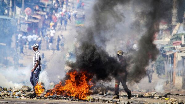 A barricade burns Tuesday, Nov. 5, 2024 in Mozambique's capital, Maputo, Tuesday, Nov. 5, 2024 in protests that have engulfed the country after the opposition rejected the results of the country's polls which saw the Frelimo party extend its 58-year rule. - Sputnik Africa