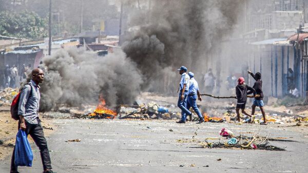 A barricade burns Tuesday, Nov. 5, 2024 in Mozambique's capital, Maputo, Tuesday, Nov. 5, 2024 in protests that have engulfed the country after the opposition rejected the results of the country's polls which saw the Frelimo party extend its 58-year rule - Sputnik Africa