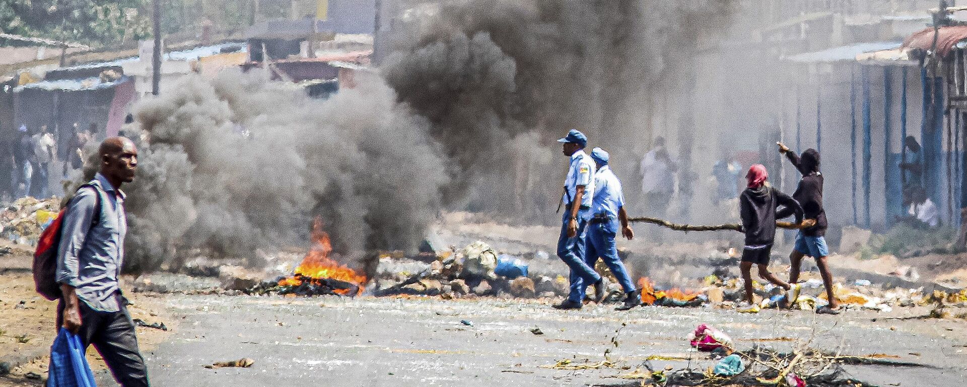 A barricade burns Tuesday, Nov. 5, 2024 in Mozambique's capital, Maputo, Tuesday, Nov. 5, 2024 in protests that have engulfed the country after the opposition rejected the results of the country's polls which saw the Frelimo party extend its 58-year rule - Sputnik Africa, 1920, 25.12.2024