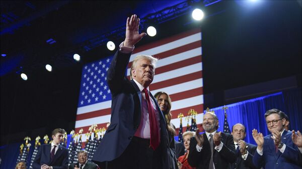 Republican presidential nominee former President Donald Trump waves as he walks with former first lady Melania Trump at an election night watch party at the Palm Beach Convention Center, Wednesday, Nov. 6, 2024, in West Palm Beach, Fla. - Sputnik Afrique