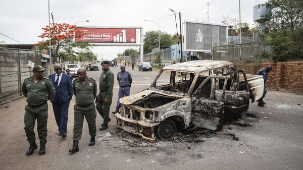 Border officials inspect a burnt-out Mozambican border patrol vehicle at the border crossing in Lebombo, South Africa, Thursday, Nov. 7, 2024. South Africa closed its border with Mozambique shortly after opening it on Thursday as post-election violence in the neighboring country escalated. - Sputnik Africa