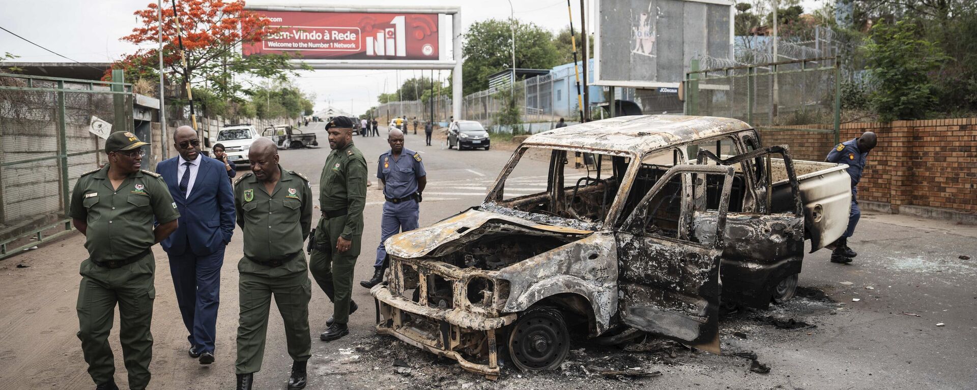 Border officials inspect a burnt-out Mozambican border patrol vehicle at the border crossing in Lebombo, South Africa, Thursday, Nov. 7, 2024. South Africa closed its border with Mozambique shortly after opening it on Thursday as post-election violence in the neighboring country escalated. - Sputnik Africa, 1920, 09.11.2024