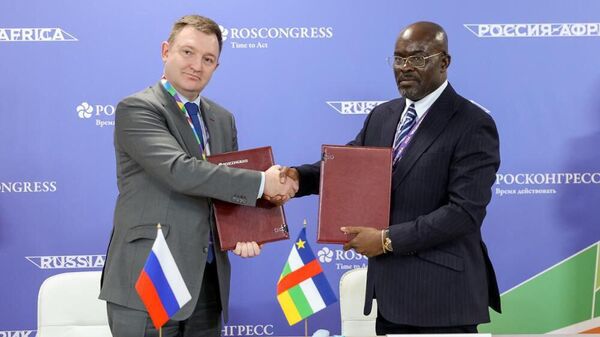 First Deputy Minister of Education of the Russian Federation Bugayev. From the Central African side - State Minister of National Education Kongbele-Zingas. - Sputnik Africa