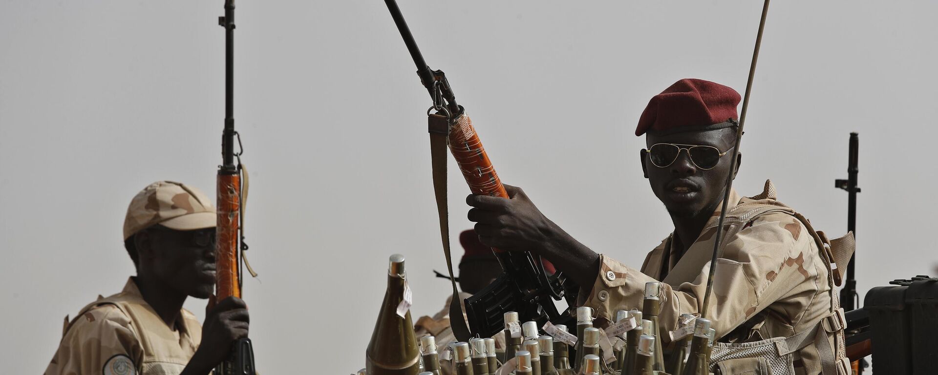 Sudanese soldiers from the Rapid Support Forces unit, led by Gen. Mohammed Hamdan Dagalo, the deputy head of the military council, secure the area where Dagalo attends a military-backed tribe's rally, in the East Nile province, Sudan, on June 22, 2019 - Sputnik Africa, 1920, 29.12.2024