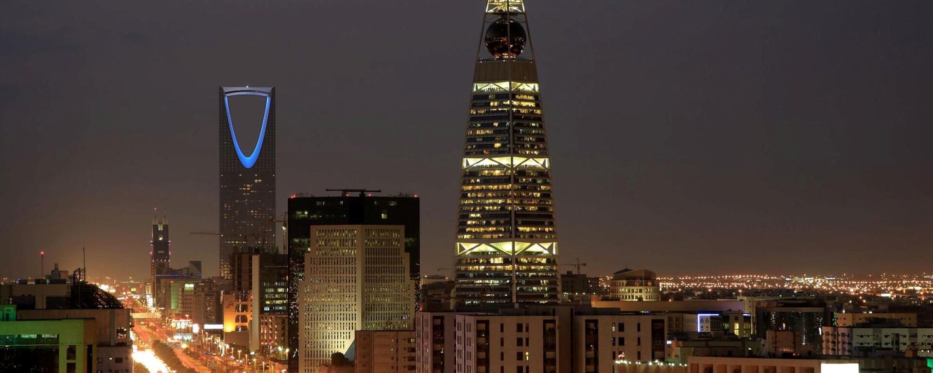 This Wednesday, Feb. 9, 2011, file photo, Saudi Arabian city view with the 'Kingdom Tower', background, and 'Al-Faislia Tower' in Riyadh.  - Sputnik Africa, 1920, 11.11.2024