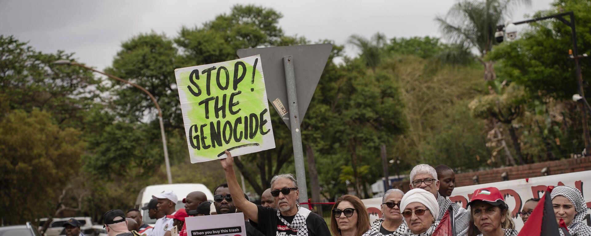 Protesters with Palestinian and Lebanese flags gather at U.S. Embassy in a show of solidarity demanding a ceasefire in Gaza and Lebanon, where Israeli attacks continue in Pretoria, the capital of South Africa on November 09, 2024. - Sputnik Africa, 1920, 13.11.2024