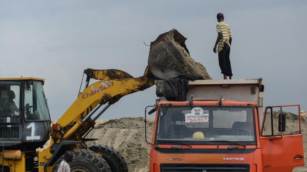 Nigerian sand mining workers are seen during a mining process in Ikorodu,Lagos, Nigeria on July 16, 2015.  - Sputnik Africa