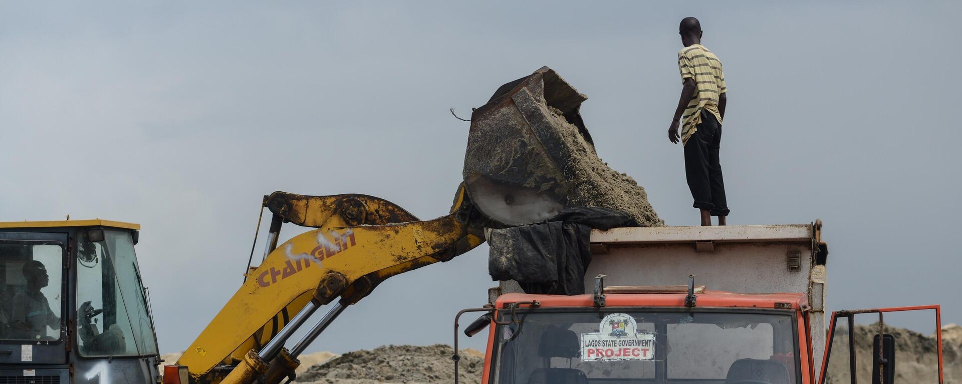 Nigerian sand mining workers are seen during a mining process in Ikorodu,Lagos, Nigeria on July 16, 2015.  - Sputnik Africa, 1920, 14.11.2024