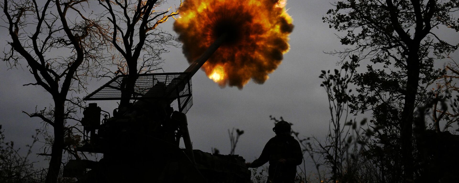 Russian servicemen fire a 2S7 Malka self-propelled howitzer towards Ukrainian positions near Krasnoarmeisk - Sputnik Africa, 1920, 14.11.2024