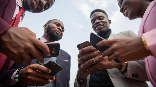 Four African business people use their smartphones together, bottom view photo - Sputnik Africa