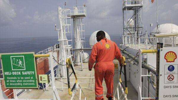 An unidentified Shell worker aboard the  Bonga offshore oil vessel off the coast of Nigeria, file photo. - Sputnik Africa