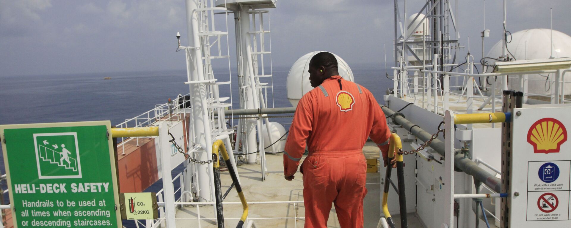 An unidentified Shell worker aboard the  Bonga offshore oil vessel off the coast of Nigeria, file photo. - Sputnik Africa, 1920, 15.11.2024