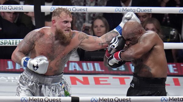 Jake Paul hits Mike Tyson during their heavyweight boxing match, Friday, Nov. 15, 2024, in Arlington, Texas - Sputnik Africa