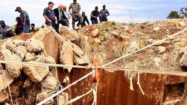 Police patrol of the Stilfontein mine shaft, South Africa - Sputnik Africa