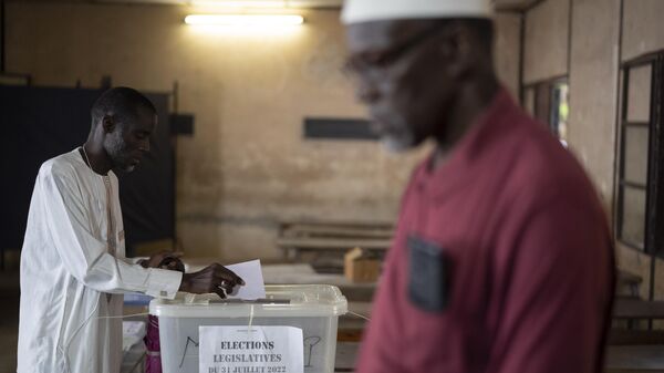 A man casts his vote for legislative elections, at a polling station in Dakar, Senegal, Sunday, July 31, 2022. The West African nation is holding legislative elections, a vital test for opposition parties trying to minimize ruling party influence before 2024 presidential elections amid worries President Macky Sall may seek a third term - Sputnik Africa