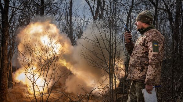 Un officier ukrainien observe le tir d'un obusier automoteur vers des positions russes sur la ligne de front, près de Bakhmout (Artiomovsk), dans la région de Donetsk, en Ukraine, le lundi 25 mars 2024. - Sputnik Afrique