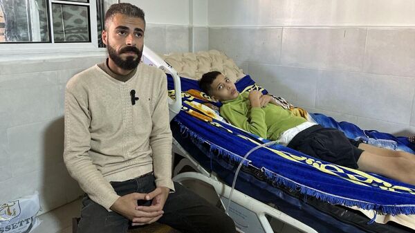 Survivre plutôt que vivre: le calvaire d'un garçon gazaoui et de son père après un raid meurtrier