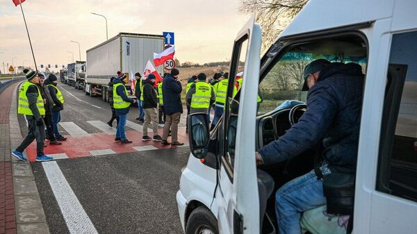 Des dizaines de camions en provenance d'Ukraine sont bloqués à la frontière avec la Pologne