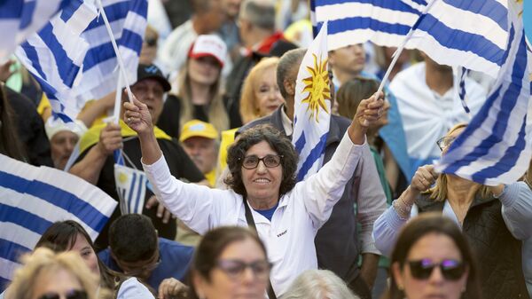 Supporters of Alvaro Delgado, presidential candidate for the ruling National Party, attend his closing rally ahead of the presidential run-off election in Montevideo, Uruguay, Wednesday, Nov. 20, 2024.  - Sputnik Africa