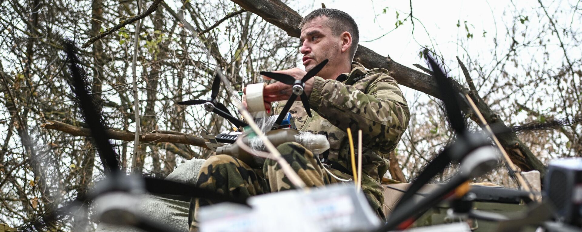 UAV assembly by an operator of the Aida group of the Akhmat special forces in the Kursk region. - Sputnik Africa, 1920, 24.11.2024