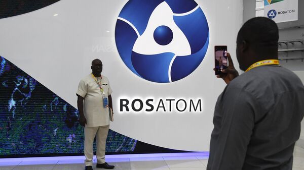 Participants of the Russia-Africa economic forum take pictures at the stand of the Rosatom State Atomic Energy Corporation. - Sputnik Africa