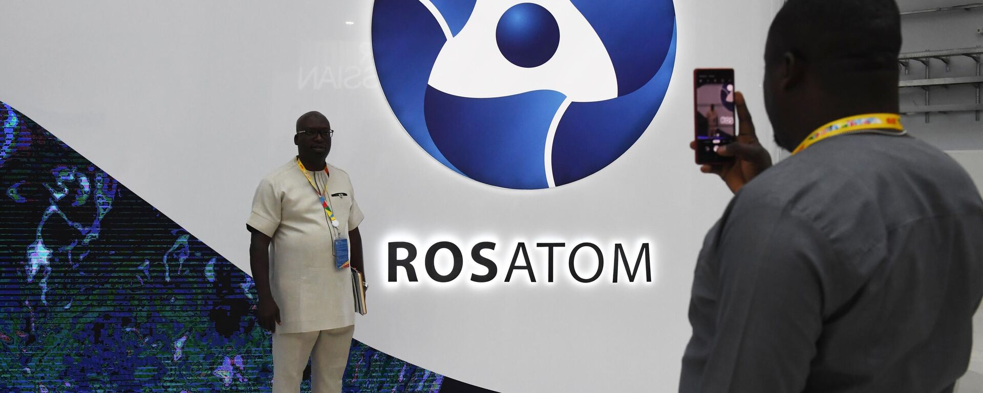 Participants of the Russia-Africa economic forum take pictures at the stand of the Rosatom State Atomic Energy Corporation. - Sputnik Africa, 1920, 26.11.2024