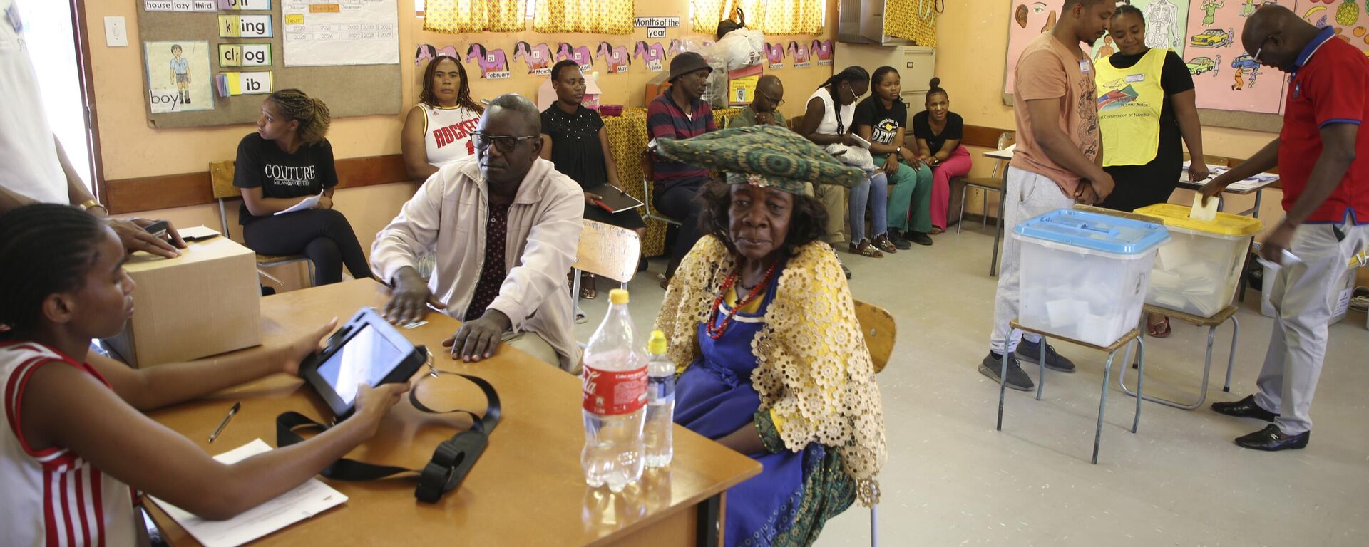 Namibians inside a polling station votes in a presidential election in Windhoek, Namibia, Wednesday, Nov. 27, 2024. - Sputnik Africa, 1920, 27.11.2024