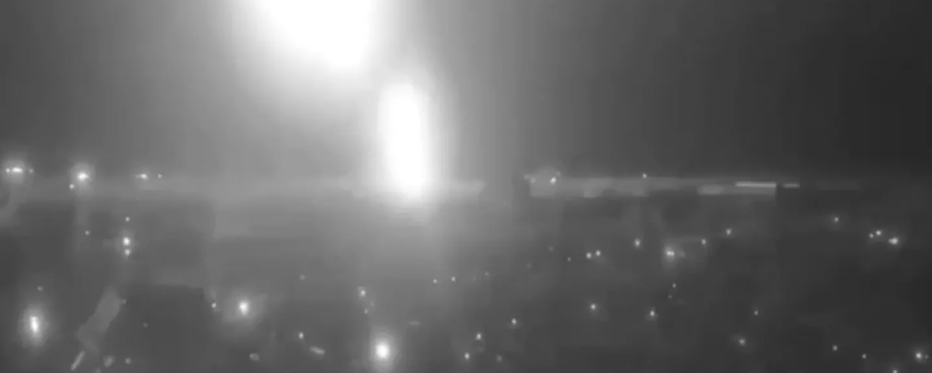 Screenshot of social media video showing Russia's Oreshnik hypersonic ballistic missile system targeting a major defense-related enterprise in Dnepropetrovsk, Ukraine. - Sputnik Africa, 1920, 28.11.2024