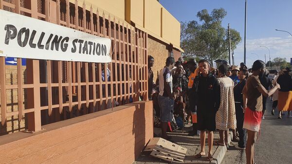 Des Namibiens font la queue pour prendre part aux élections présidentielles à Windhoek, le 27 novembre 2024 - Sputnik Afrique