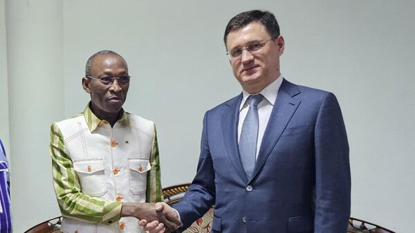 Le vice-Premier ministre russe. Alexandre Novak (à droite) et le Premier ministre burkinabè de la transition, Apollinaire Joachim Kyélem de Tambela - Sputnik Afrique