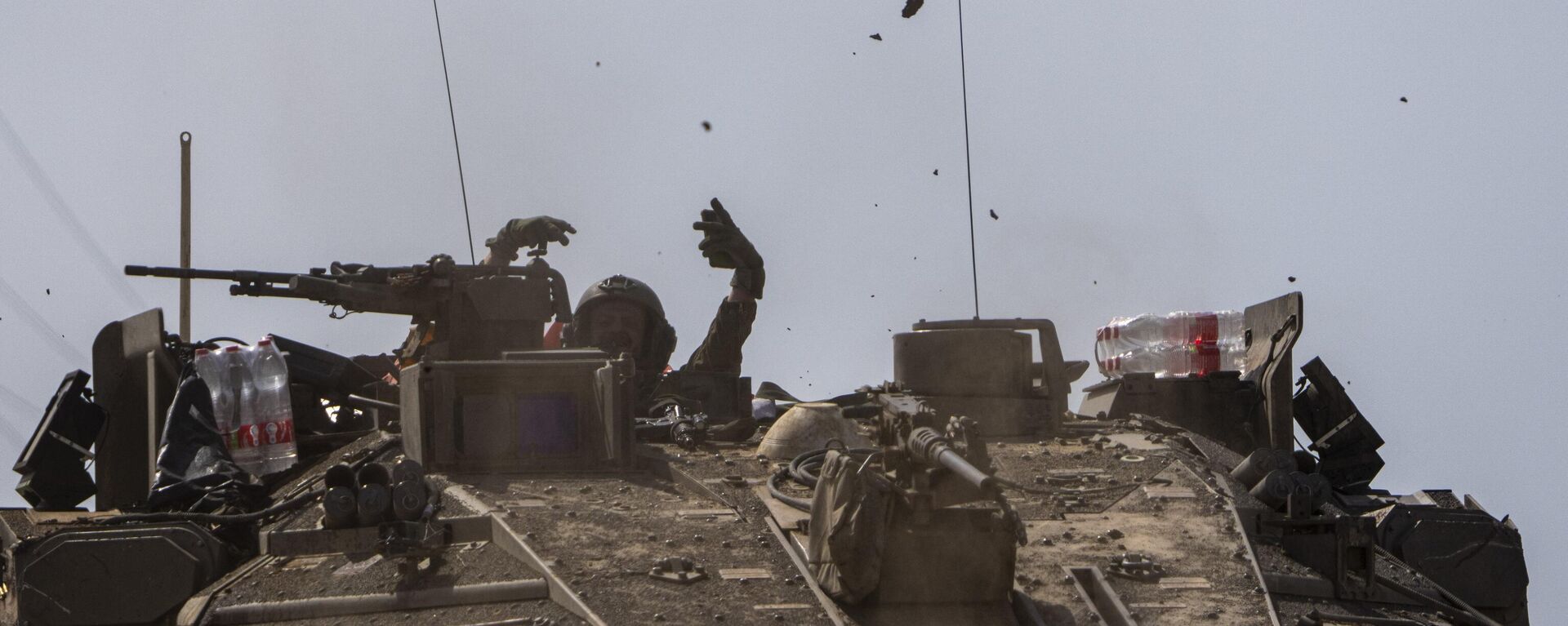 Israeli soldiers ride a tank along the border with the Gaza Strip in southern Israel - Sputnik Africa, 1920, 24.12.2024