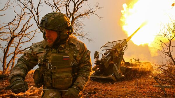 Russian servicemen of the Tsentr Battlegroup of forces fire a 2S7 Malka self-propelled howitzer towards Ukrainian positions - Sputnik Africa