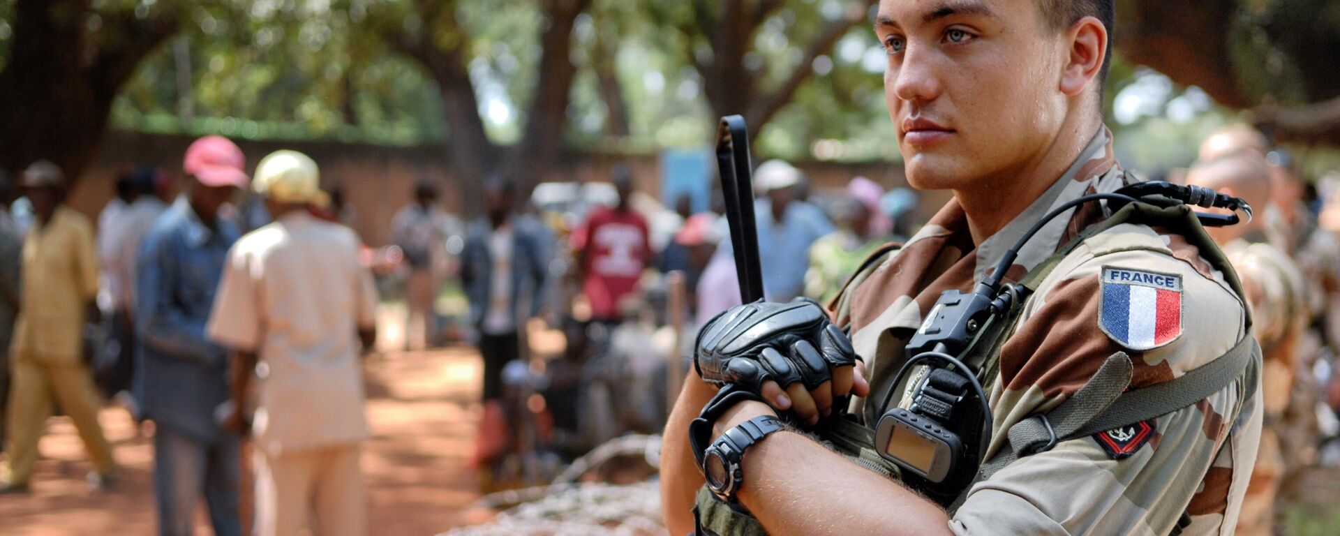 N'Djamena, Chad - October 30, 2012: Armed French soldier outside the entrance of the camp kossei in n'djamena during a warm day, He is standing front of the barb wire and controlling the area. He is wearing military uniform, and have FAMAS weapon. - Sputnik Africa, 1920, 02.12.2024