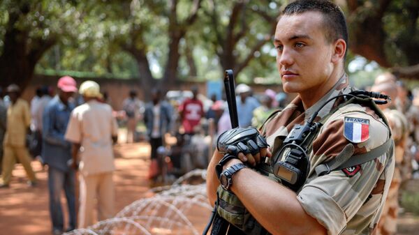 N'Djamena, Chad - October 30, 2012: Armed French soldier outside the entrance of the camp kossei in n'djamena during a warm day, He is standing front of the barb wire and controlling the area. He is wearing military uniform, and have FAMAS weapon. - Sputnik Africa