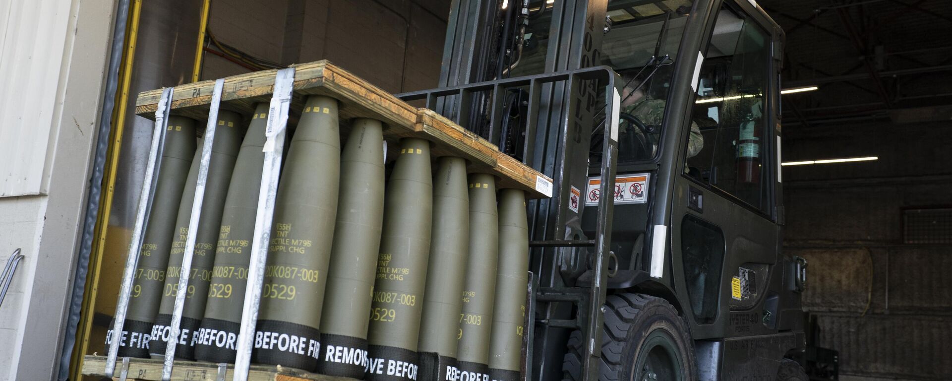 Airmen with the 436th Aerial Port Squadron use a forklift to move 155 mm shells ultimately bound for Ukraine, April 29, 2022, at Dover Air Force Base, Del. When US lawmakers approved a spending bill Saturday, Sept. 30, that averted a widely expected government shutdown, the measure didn’t include the $6 billion in military assistance that Ukraine said it urgently needed. Now the Pentagon, White House and European allies are urging Congress to quickly reconsider.  - Sputnik Africa, 1920, 03.12.2024