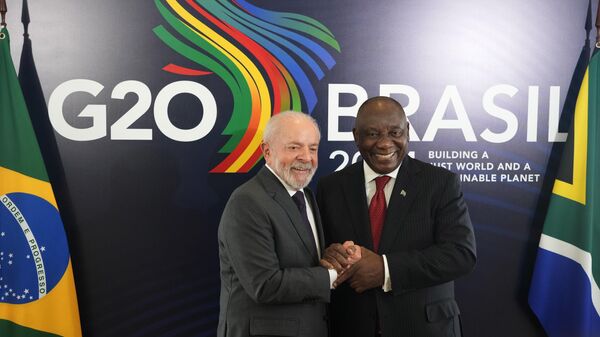 Brazil's President Luiz Inacio Lula da Silva, left, shakes hands with South African President Cyril Ramaphosa, during a bilateral meeting a day before the opening of the G20 Summit, in Rio de Janeiro, Sunday, Nov. 17, 2024. - Sputnik Africa