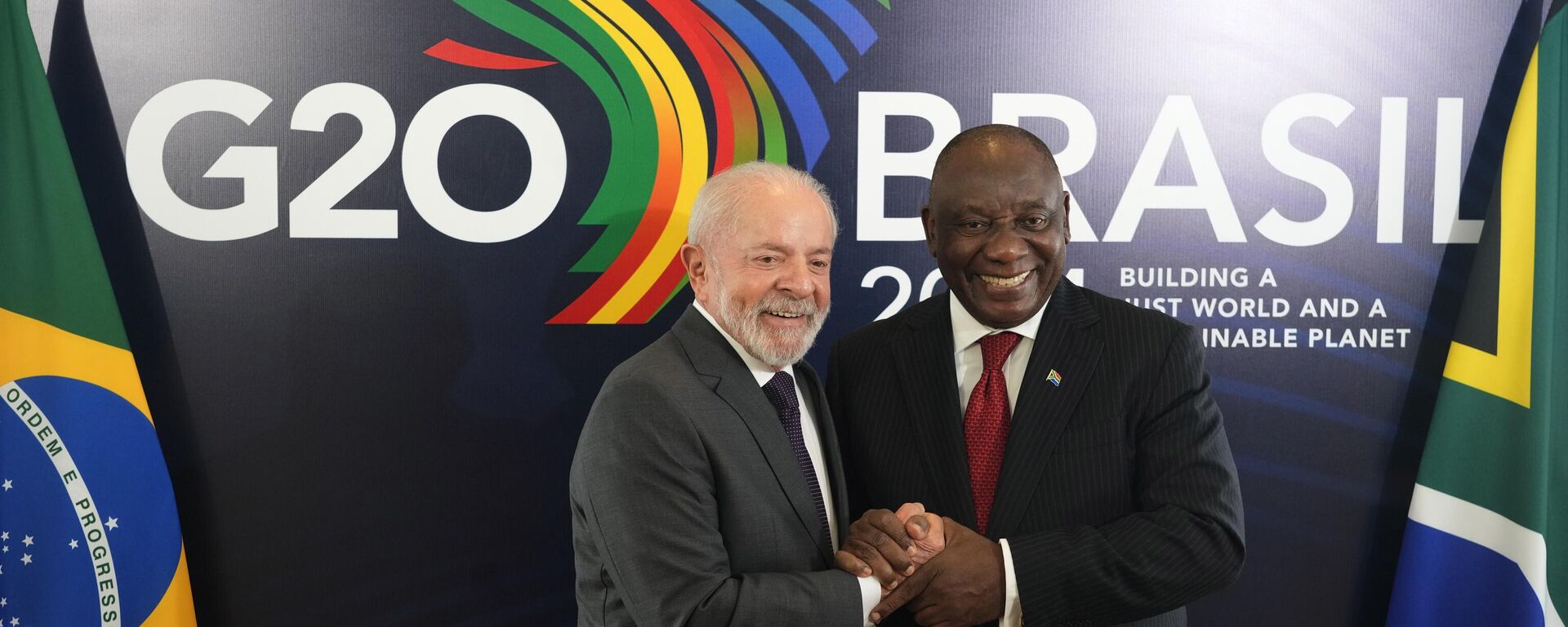 Brazil's President Luiz Inacio Lula da Silva, left, shakes hands with South African President Cyril Ramaphosa, during a bilateral meeting a day before the opening of the G20 Summit, in Rio de Janeiro, Sunday, Nov. 17, 2024. - Sputnik Africa, 1920, 03.12.2024