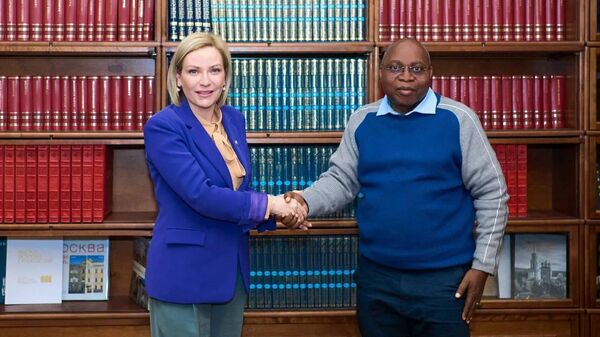 Olga Lyubimova lors d'une réunion avec son homologue tanzanien.  - Sputnik Afrique