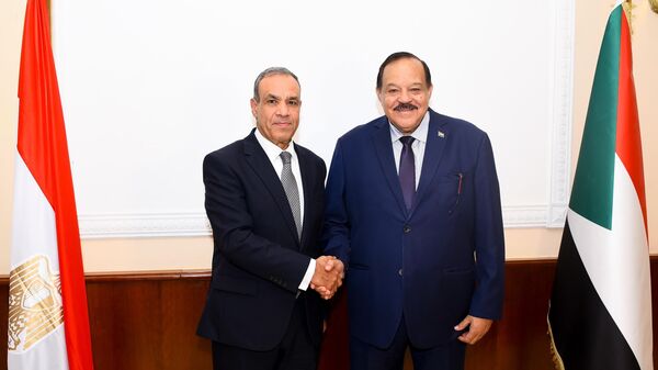 Egyptian Foreign Minister Badr Abdellati and his Sudanese counterpart Ali Yousif  - Sputnik Africa