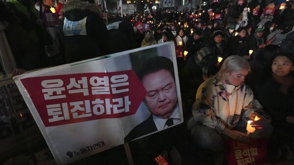 People hold candles during a candlelight vigil against South Korean President Yoon Suk Yeol in Seoul, South Korea, Wednesday, Dec. 4, 2024.  - Sputnik Africa