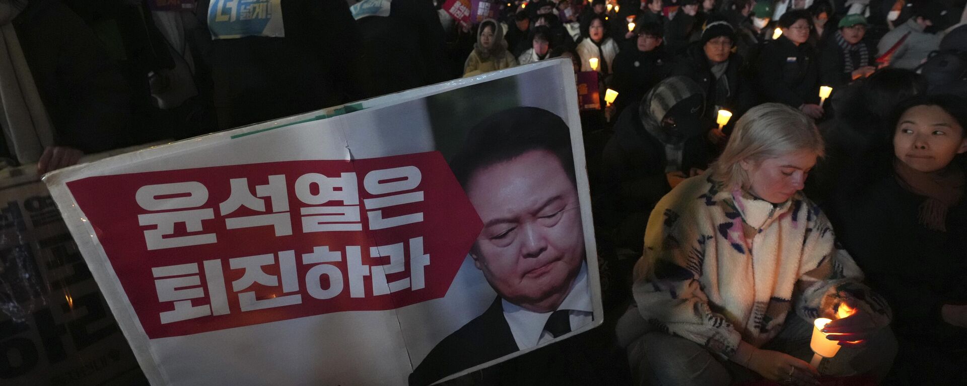 People hold candles during a candlelight vigil against South Korean President Yoon Suk Yeol in Seoul, South Korea, Wednesday, Dec. 4, 2024.  - Sputnik Africa, 1920, 05.12.2024