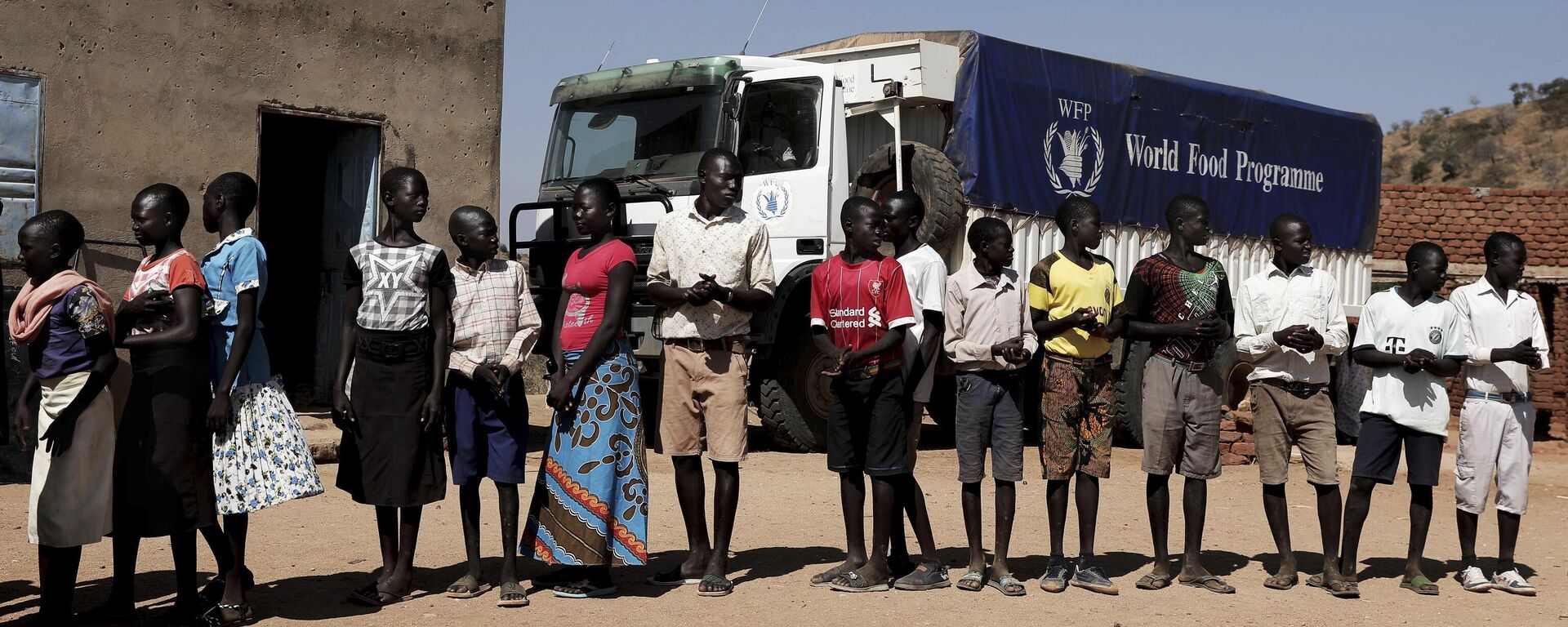 Children wait in line to receive aid during a visit organized by The World Food Program (WFP) at Koge School, in the conflict-affected remote town of Kauda, Nuba Mountains, Sudan, Jan. 9, 2020.  - Sputnik Africa, 1920, 05.12.2024