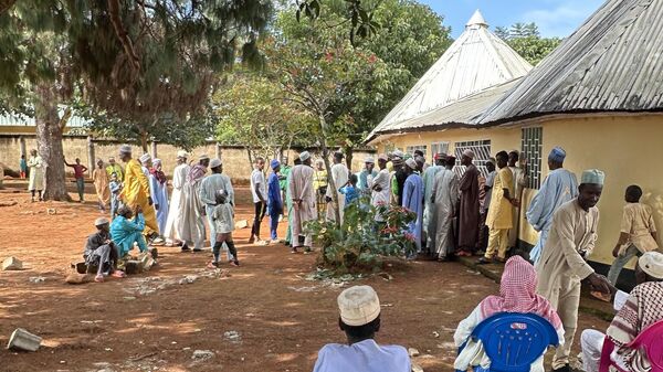 Des Africains font la queue pour voir des médecins russes - Sputnik Afrique