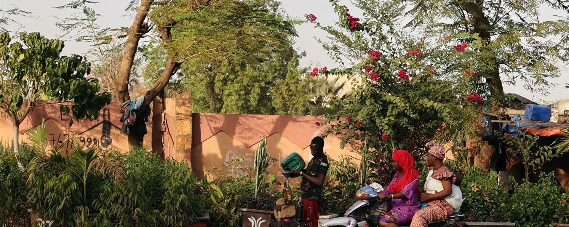 Two women on motorcycle, in a street of Bamako, Mali on April 13, 2021. Among the 25 poorest countries in the world, Mali depends on gold mining and agricultural exports. - Sputnik Africa, 1920, 05.12.2024