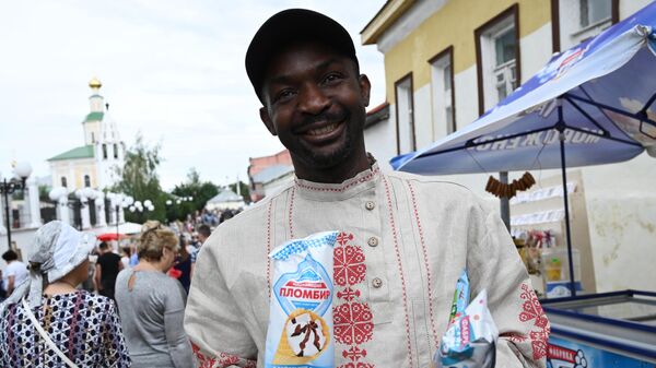 An ice cream vendor on the pedestrian Georgievskaya Street in Vladimir. - Sputnik Africa