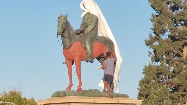 A group of activists holds a four-day protest against colonialism, during which its participants pour paint on the colonial-era monument of Cecil Rhodes and cover it with white sheets, in the city of Kimberley, Northern Cape, South Africa. - Sputnik Africa