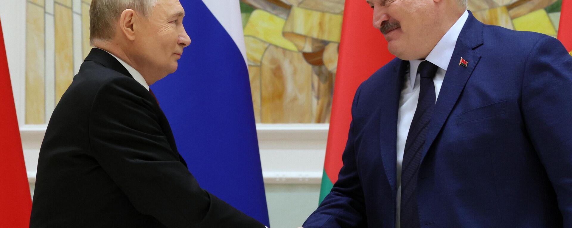 Russian President Vladimir Putin and Belarusian President Alexander Lukashenko (right) at the signing ceremony of the interstate Treaty on Security Guarantees within the Union State and the interstate Treaty on the Formation of a Unified Electricity Market of the Union State. - Sputnik Africa, 1920, 06.12.2024