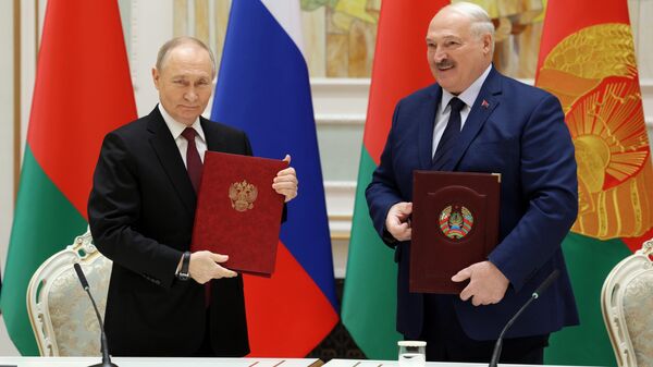 Russian President Vladimir Putin and Belarusian President Alexander Lukashenko (right) at the signing ceremony of the Interstate Agreement on Security Guarantees within the Union State and the interstate Agreement on the formation of the Unified electric energy Market of the Union State. - Sputnik Africa